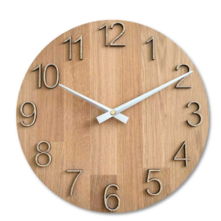 Hodiny vyrobené z dreveného masívu s gravírovanými číslami a prírodným vzorom. Hodiny vyrobené z dreveného masívu s gravírovanými číslami a prírodným vzorom.