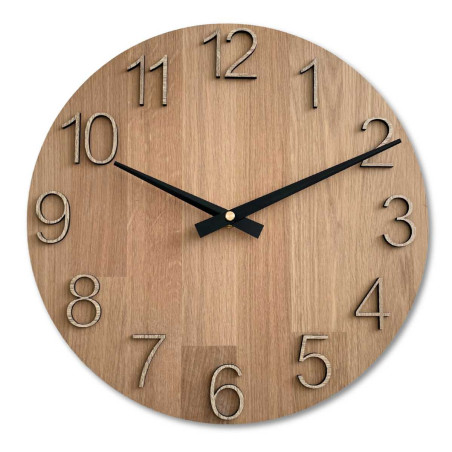 Detailný záber na drevený ciferník s decentným výrezom v prírodnom štýle. Detailný záber na drevený ciferník s decentným výrezom v prírodnom štýle.