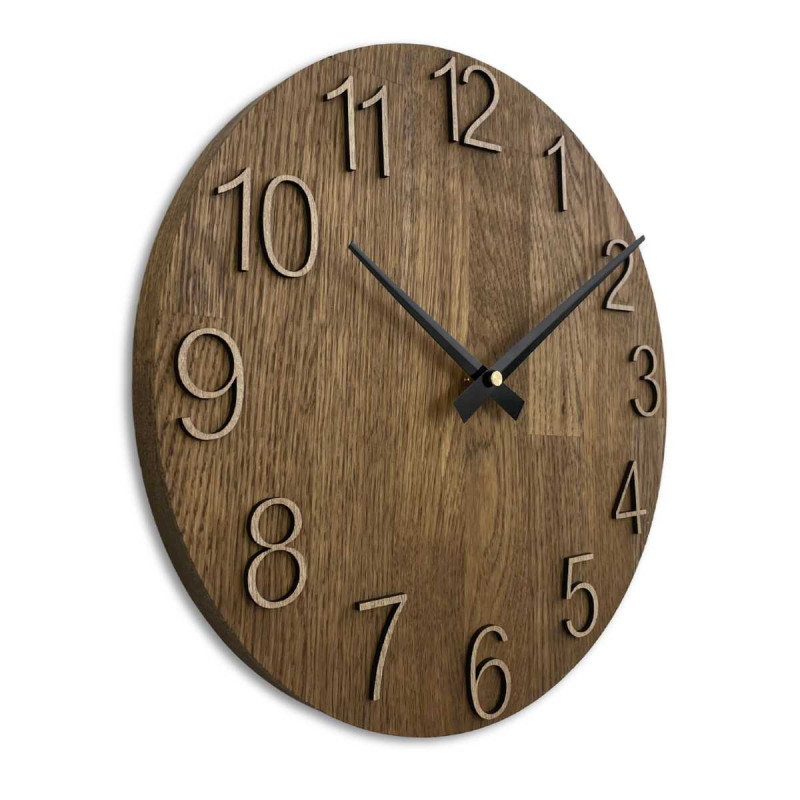 Detailný záber na drevený ciferník s decentným výrezom v prírodnom štýle.