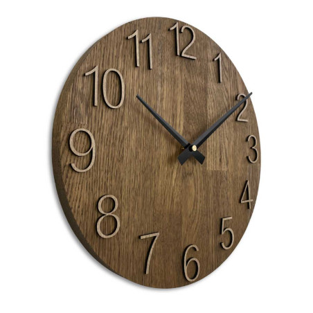 Detailný záber na drevený ciferník s decentným výrezom v prírodnom štýle. Detailný záber na drevený ciferník s decentným výrezom v prírodnom štýle.