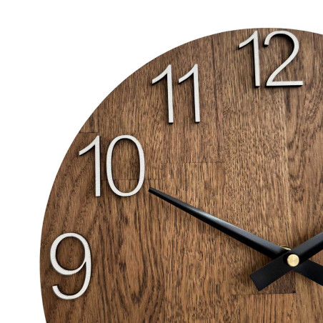 Vyrezávané hodiny z dreva s jednoduchým ciferníkom a minimalistickým dizajnom. Vyrezávané hodiny z dreva s jednoduchým ciferníkom a minimalistickým dizajnom.