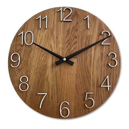 Detailný záber na drevený ciferník s decentným výrezom v prírodnom štýle. Detailný záber na drevený ciferník s decentným výrezom v prírodnom štýle.