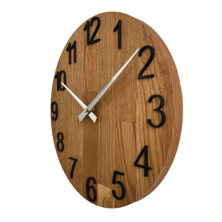 Detailný záber na drevený ciferník s decentným výrezom v prírodnom štýle. Detailný záber na drevený ciferník s decentným výrezom v prírodnom štýle.