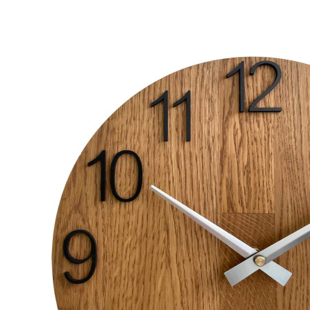 Drevené hodiny so symetrickým tvarom a výrezom inšpirovaným motívmi z prírody. Drevené hodiny so symetrickým tvarom a výrezom inšpirovaným motívmi z prírody.