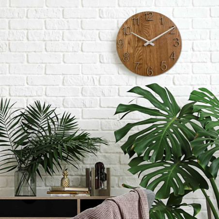 Kruhové hodiny s dekoratívnym výrezom v stredovej časti a jemnou kresbou dreva. Kruhové hodiny s dekoratívnym výrezom v stredovej časti a jemnou kresbou dreva.