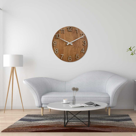 Detailný záber na drevený ciferník s decentným výrezom v prírodnom štýle. Detailný záber na drevený ciferník s decentným výrezom v prírodnom štýle.