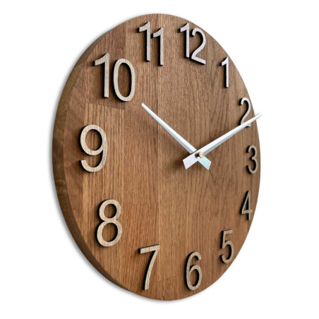 Drevené hodiny so symetrickým tvarom a výrezom inšpirovaným motívmi z prírody. Drevené hodiny so symetrickým tvarom a výrezom inšpirovaným motívmi z prírody.