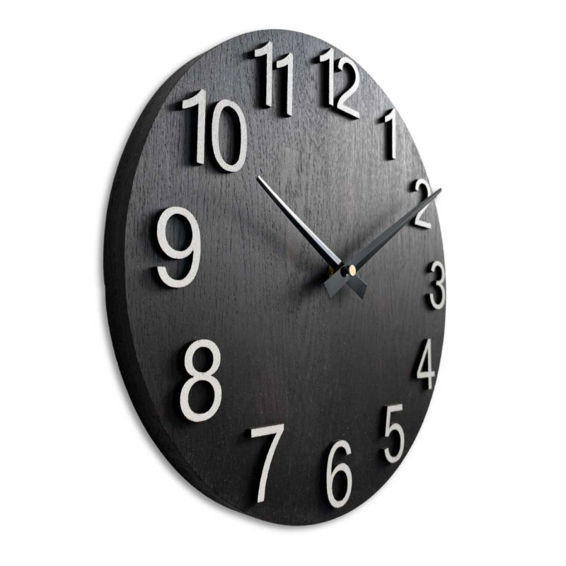 Elegantné okrúhle hodiny s hladkým dreveným ciferníkom