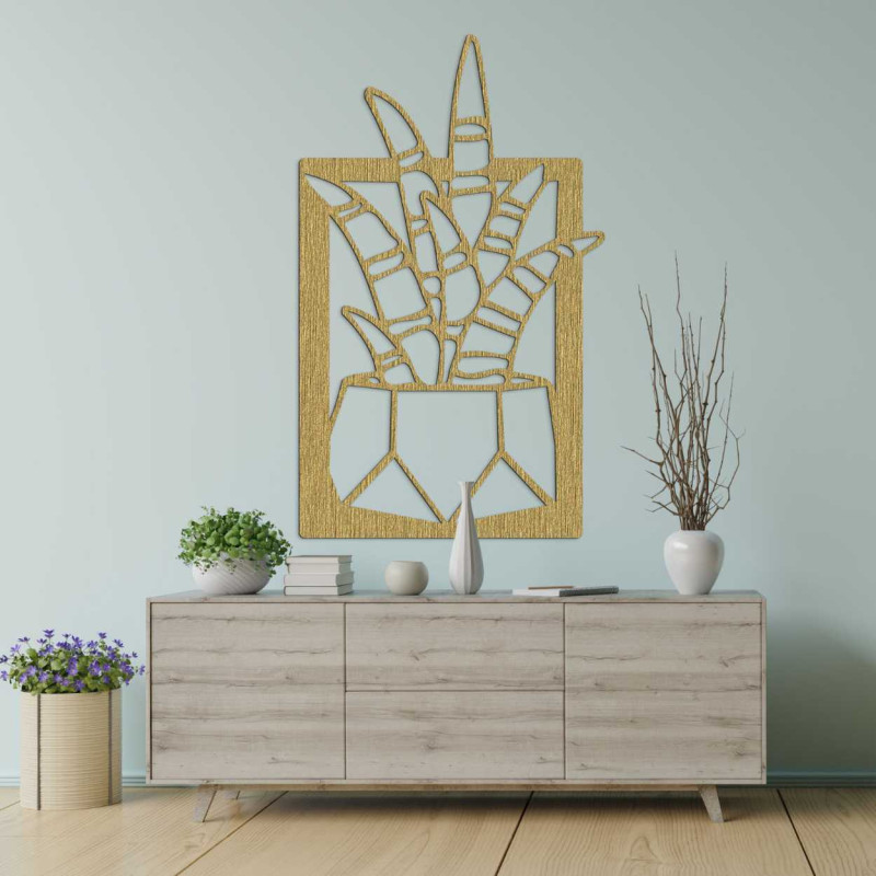 Drevené hodiny na stenu s tmavými ručičkami a čistým ciferníkom.