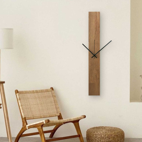 Vertikálne drevené hodiny s kombinovanými čiernymi a striebornými ručičkami bez čísel. Vertikálne drevené hodiny s kombinovanými čiernymi a striebornými ručičkami bez čísel.