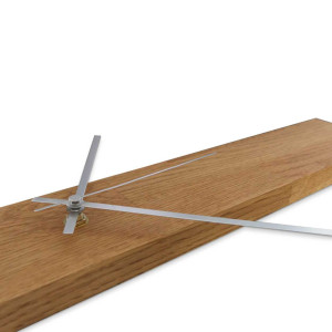 Hodiny z prírodného dreva s výraznou kresbou a kontrastnými striebornými a čiernymi ručičkami. 2