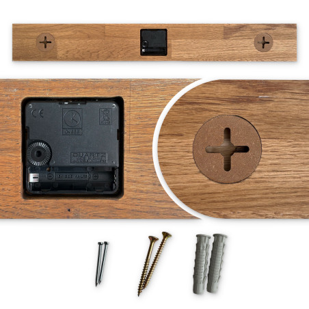 Nástenné drevené hodiny s výraznými čiernymi číslicami a čiernymi ručičkami. Nástenné drevené hodiny s výraznými čiernymi číslicami a čiernymi ručičkami.