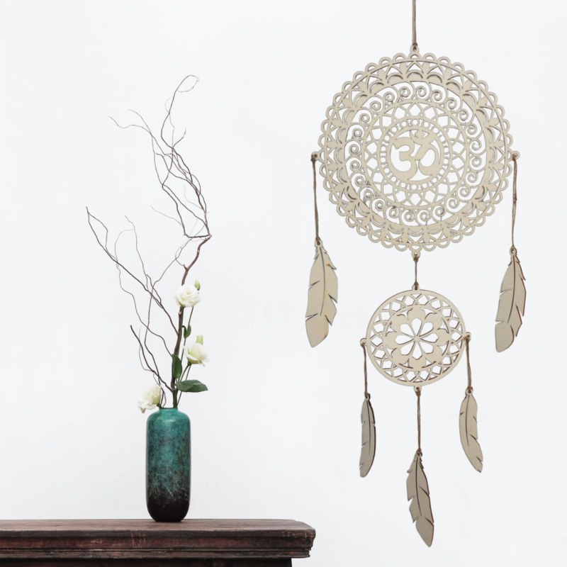 Drevený lapač snov s mandalou OM, prírodný dekor do obývačky, spálne alebo ako duchovný darček.