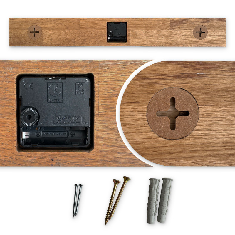 Drevené hodiny s horizontálnym dreveným prvkom a čiernymi arabskými číslicami, vhodné do obývačky.