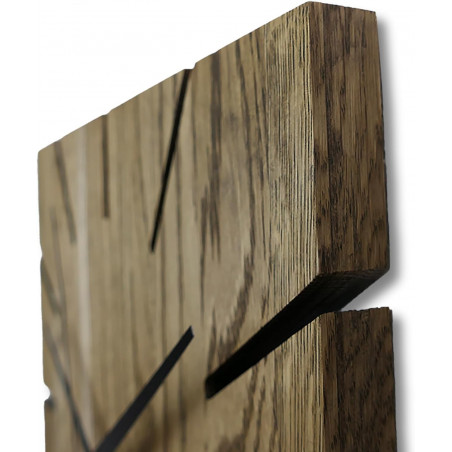 nástenných hodín vyrobených z dubového dreva. nástenných hodín vyrobených z dubového dreva.