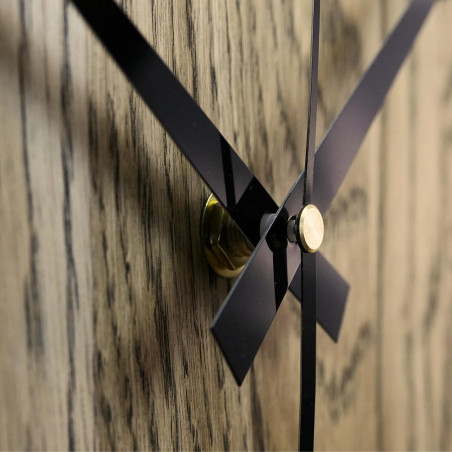 nástenných hodín vyrobených z dubového dreva. nástenných hodín vyrobených z dubového dreva.