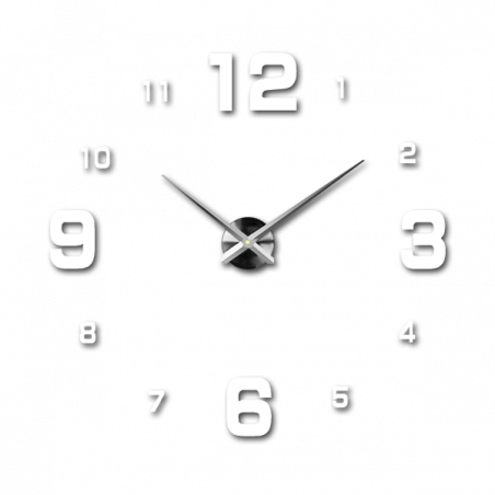 Nástenné hodiny s jednoduchými ručičkami a veľkými 3D číslami pre lepšiu čitateľnosť.