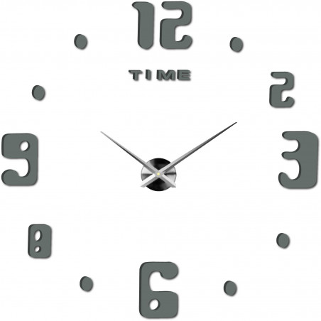 Hodiny s originálnymi, veľkými číslami v rôznych veľkostiach a striebornými ručičkami. Hodiny s originálnymi, veľkými číslami v rôznych veľkostiach a striebornými ručičkami.