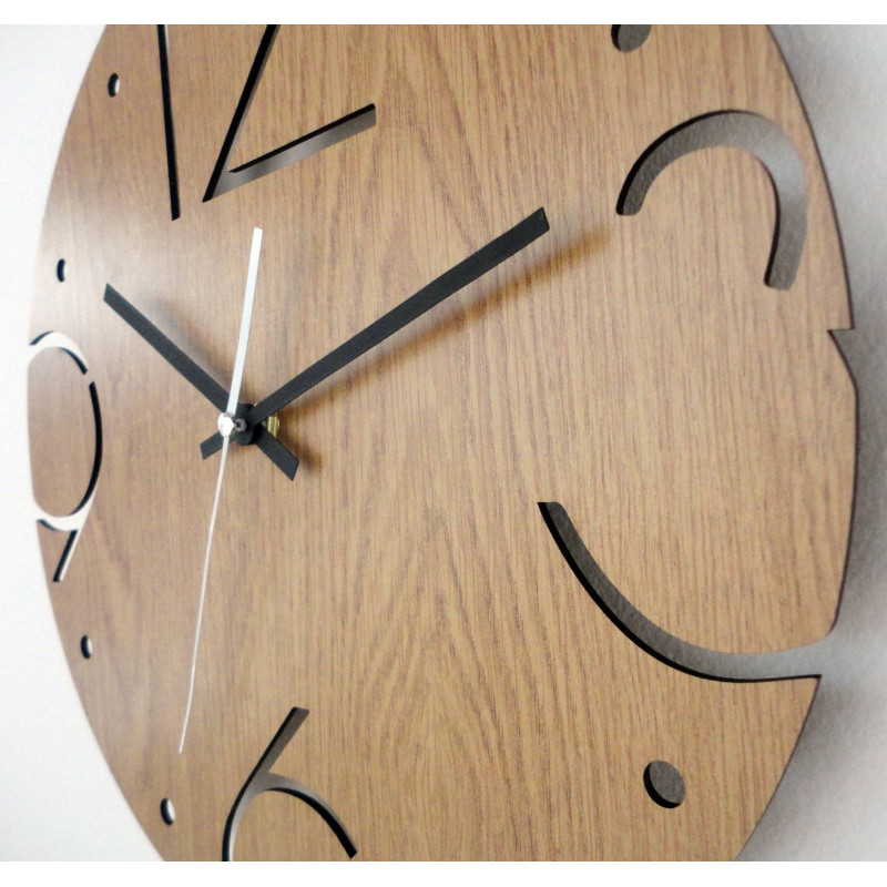 Drevené okrúhle hodiny s vyrezanými číslami 3, 6, 9 a 12 na svetlom dubovom podklade.