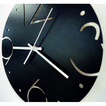 Tiché hodiny so štýlovým ciferníkom a kontrastnými ručičkami na dubovej doske. Tiché hodiny so štýlovým ciferníkom a kontrastnými ručičkami na dubovej doske.