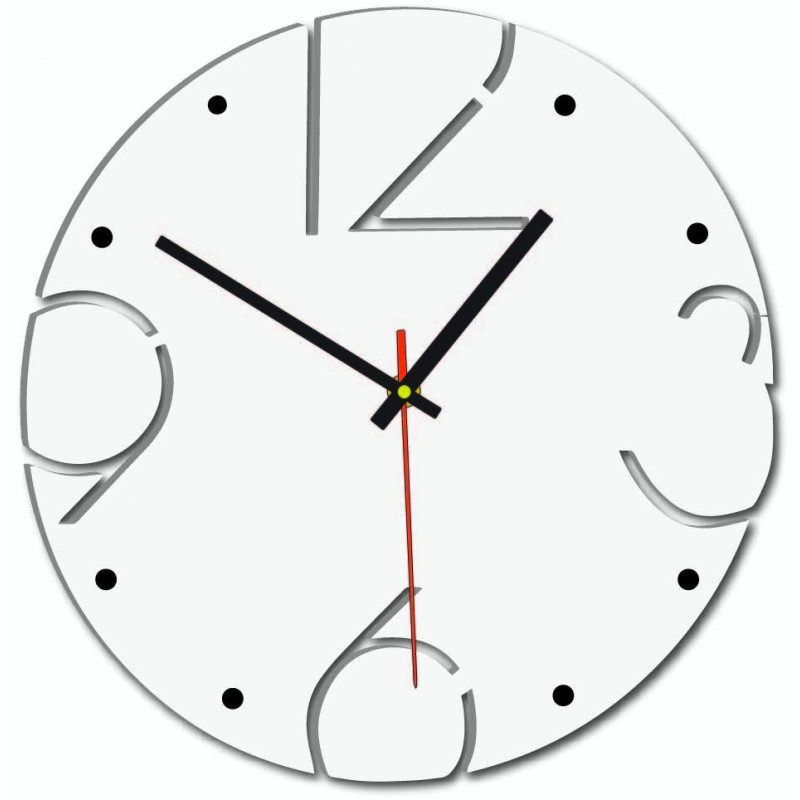 Dizajnové nástenné hodiny s číslami vyrezanými do svetlej drevenej dosky.