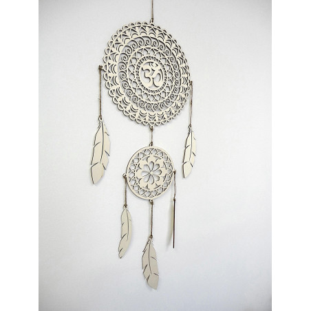 Drevený lapač snov s mandalou OM, ručne dokončený, prírodná dekorácia vhodná ako darček.