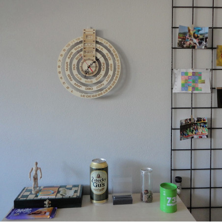 Drevený kalendár  nástenné hodiny kalendár z dreva gravírované laserom KALENDÁR