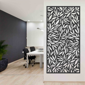 Prírodná drevená dekorácia s harmonickým dizajnom stromu a zakorenením.